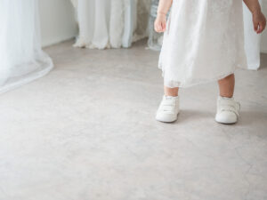 ファーストシューズを女の子が履いている写真