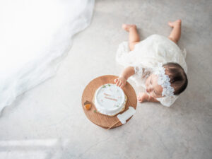 スマッシュケーキを女の子が触ろうとしている写真