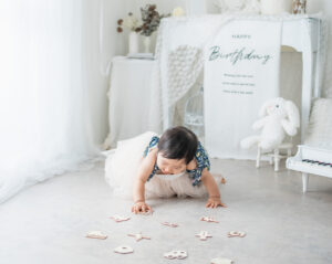 木製の選び取りプレートを女の子が触ろうとしている写真