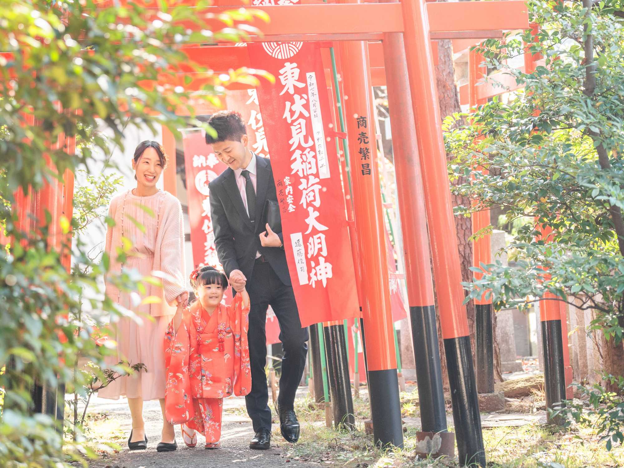 神社で家族と残す七五三撮影のイメージ