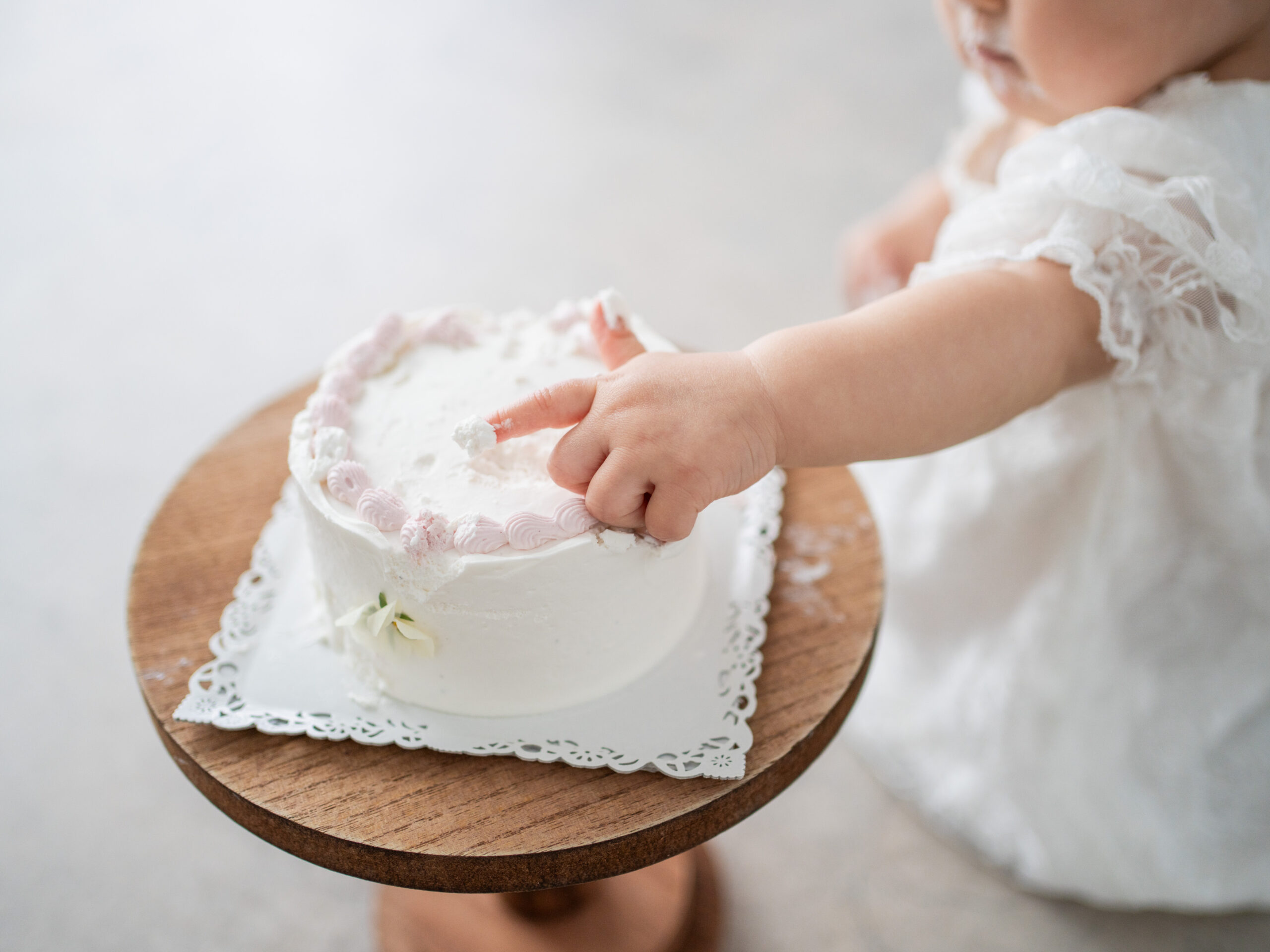 ケーキに触れる赤ちゃんの写真