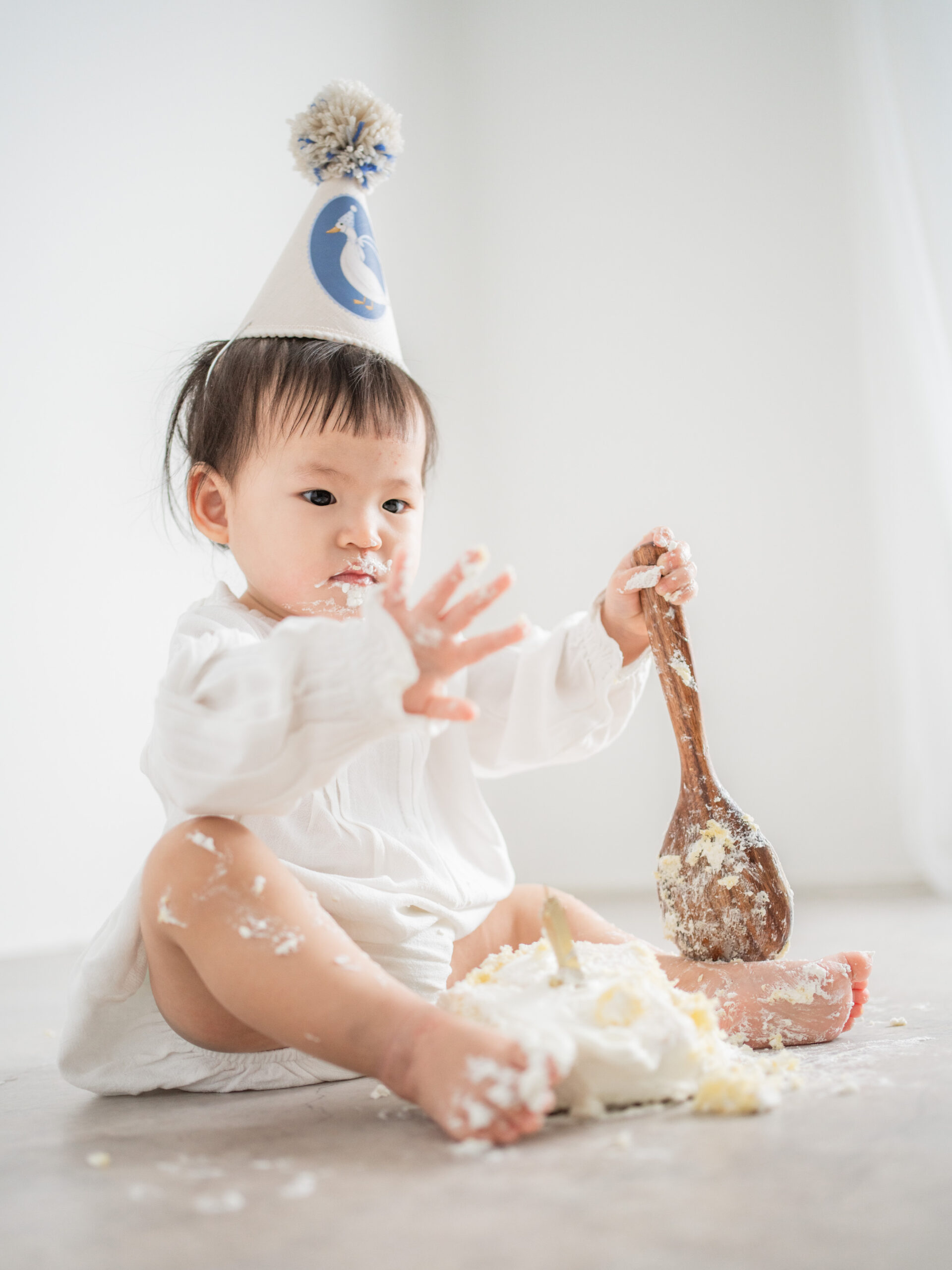スマッシュケーキで遊ぶ赤ちゃんの写真