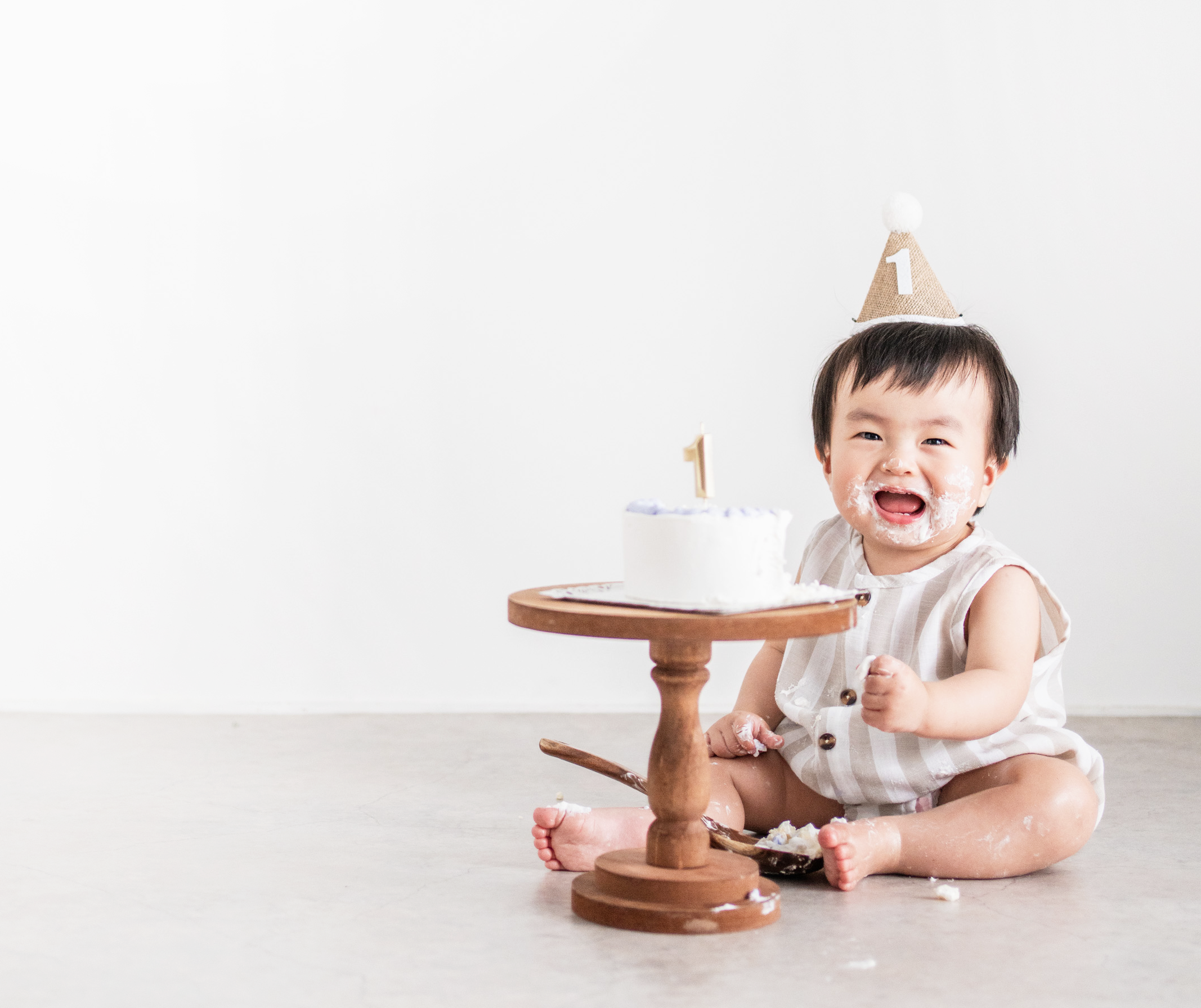 スマッシュケーキ撮影を楽しむ赤ちゃん