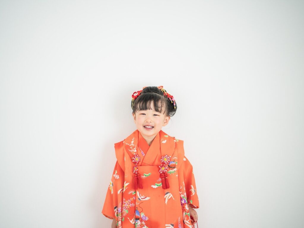 無料レンタルの赤い着物を着た3歳女の子の七五三全身写真