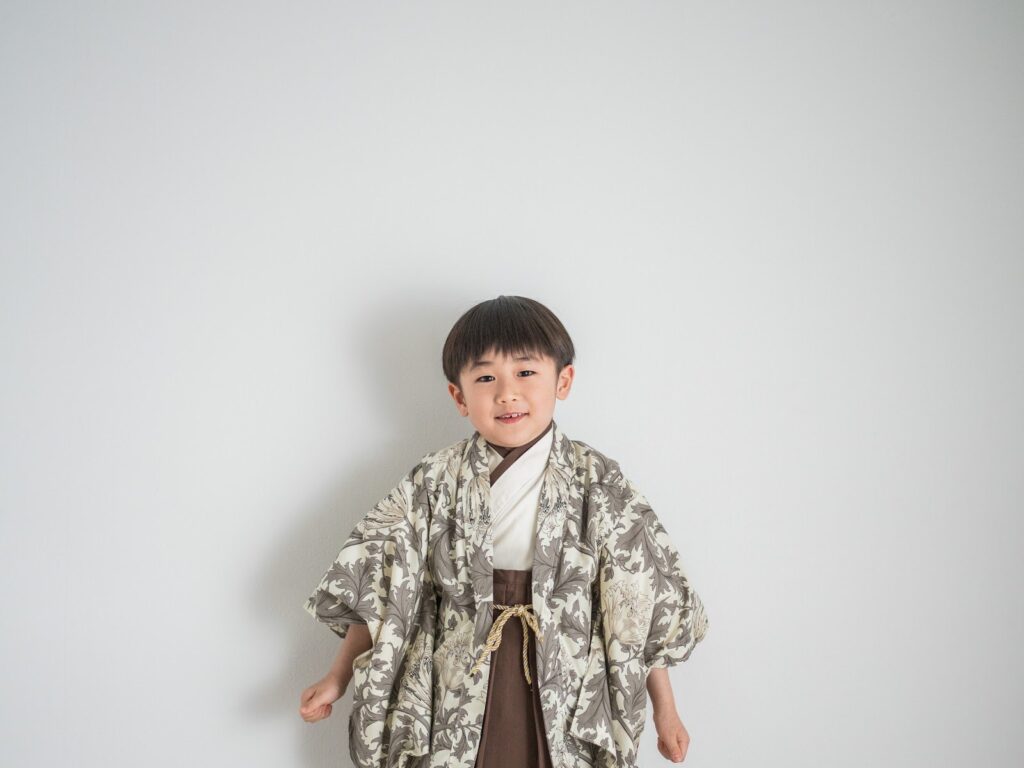 5歳男の子の袴姿、七五三のスタジオ撮影