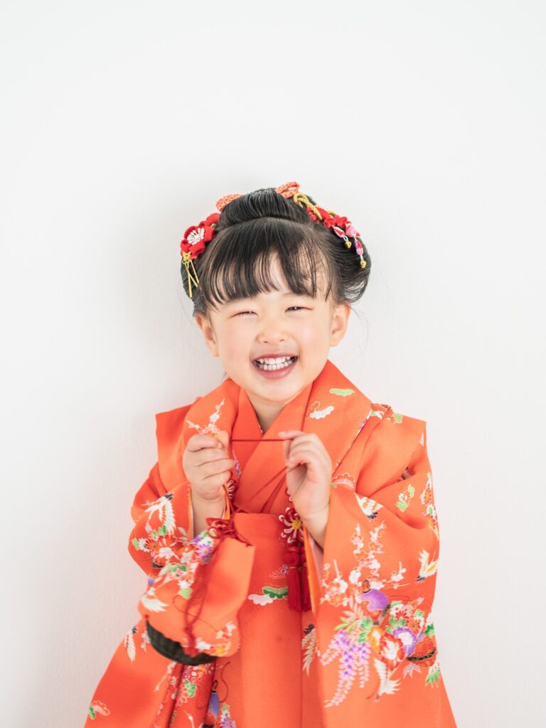 七五三の後撮りで笑う3歳女の子