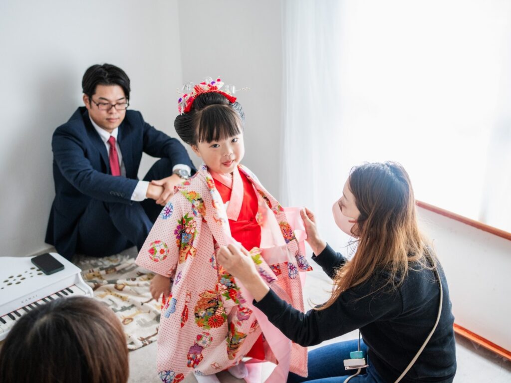 スタジオで七五三の着物を着付けしている様子