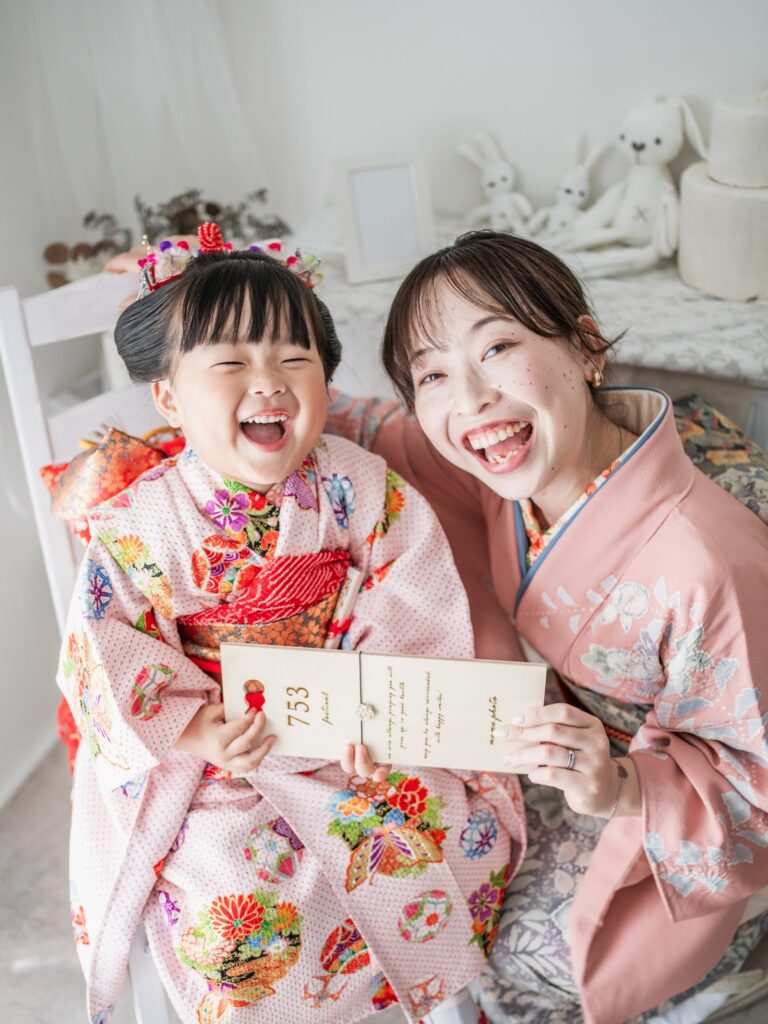 七五三の撮影でママと一緒に笑う女の子