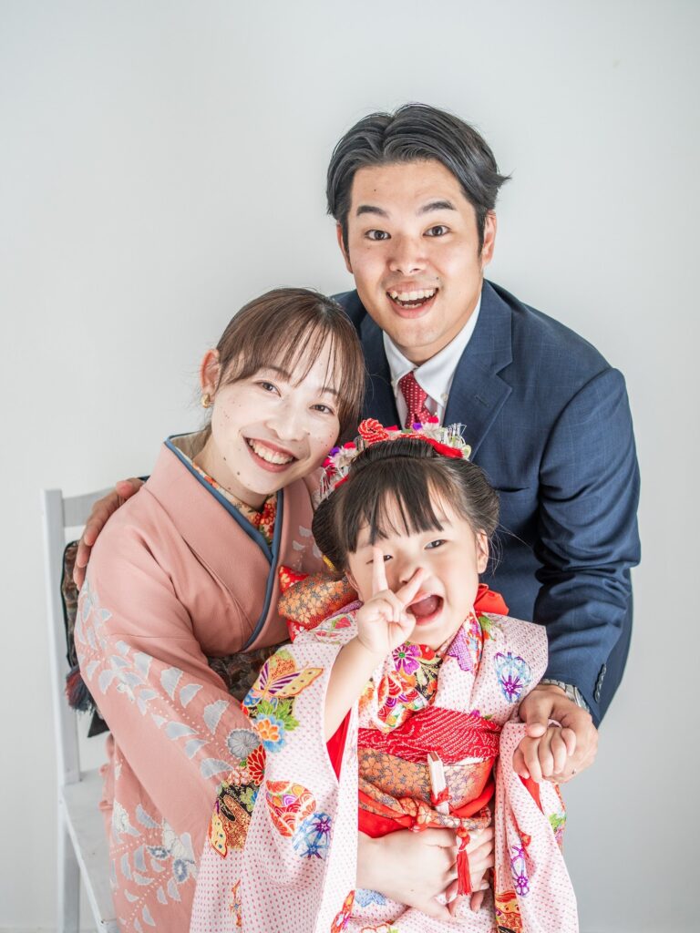 七五三のスタジオ撮影でご家族と一緒に写る女の子