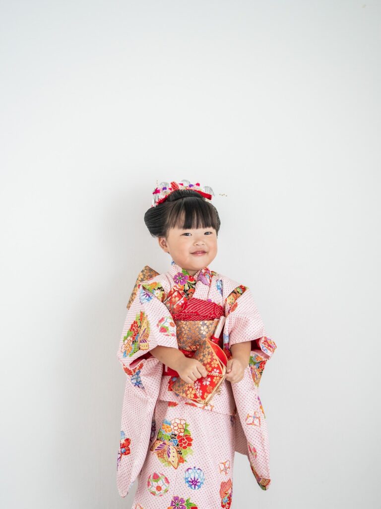 スタジオでの七五三撮影、ピンクの着物を着た女の子