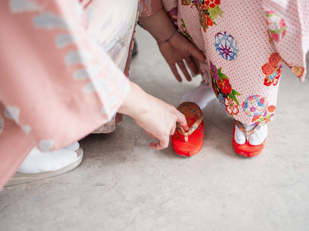 七五三の草履を履かせてもらう足元のカット